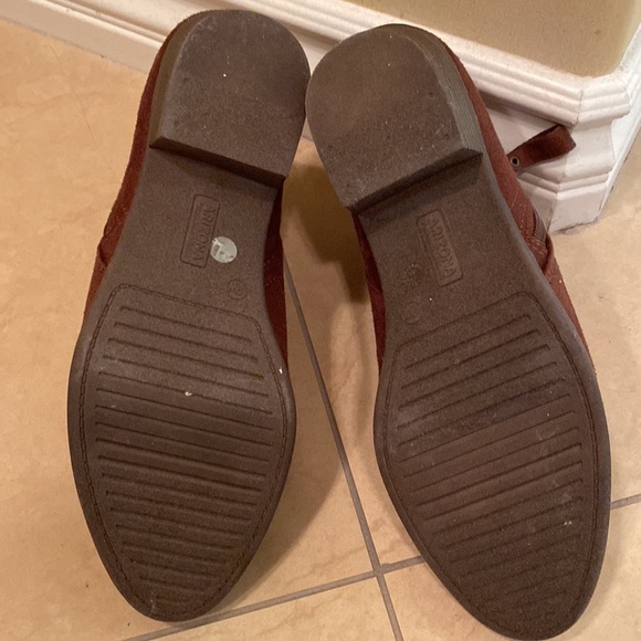 *NEW AND NEVER WORN* Brown Booties - Picture 5 of 5